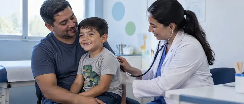 Pediatra ausculta la espalda de un niño sentado en las rodillas de su padre en un consultorio de hospital