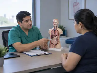 Cirujano general conversa con una paciente en una consulta previa a la cirugía